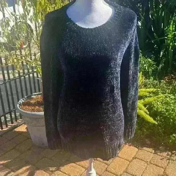 Orvis ladies crewneck long sleeve sweater medium. Excellent condition. Dark Navy - Picture 9 of 11